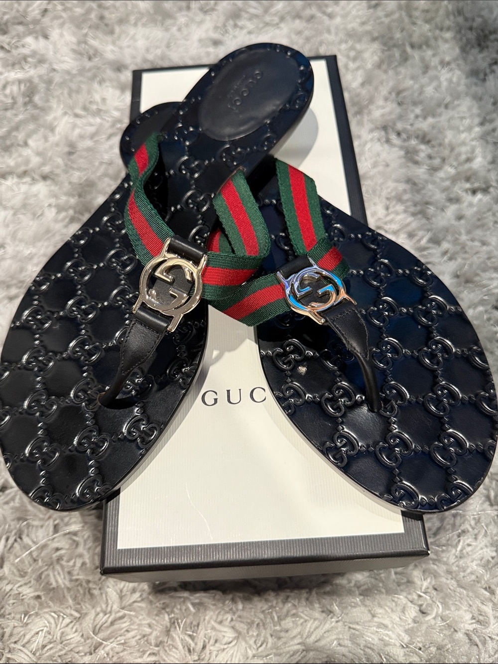 Gucci Navy Leather GG-Embossed Thong Sandals with Green-Red Web - Picture 3 of 3